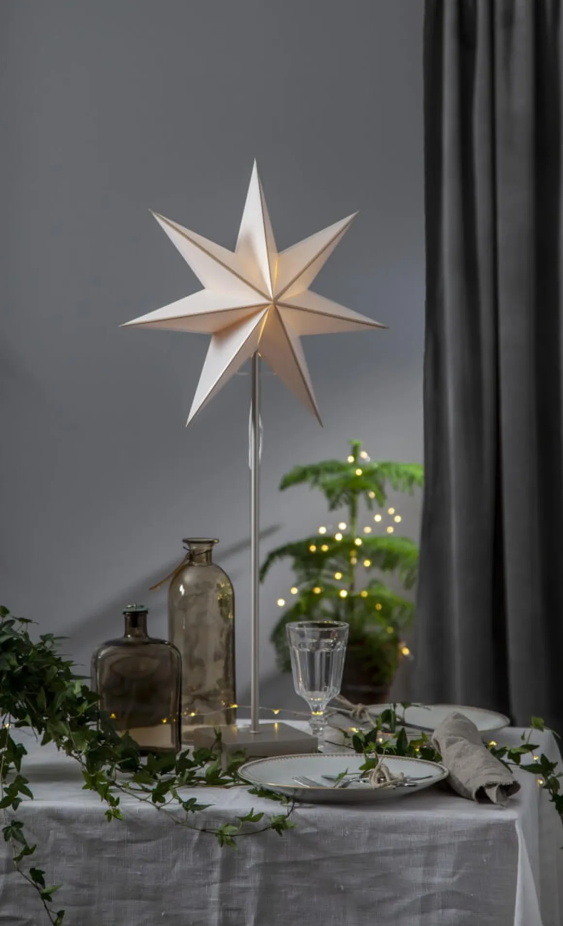 ASTRO Stjärna på fot 74cm Svart