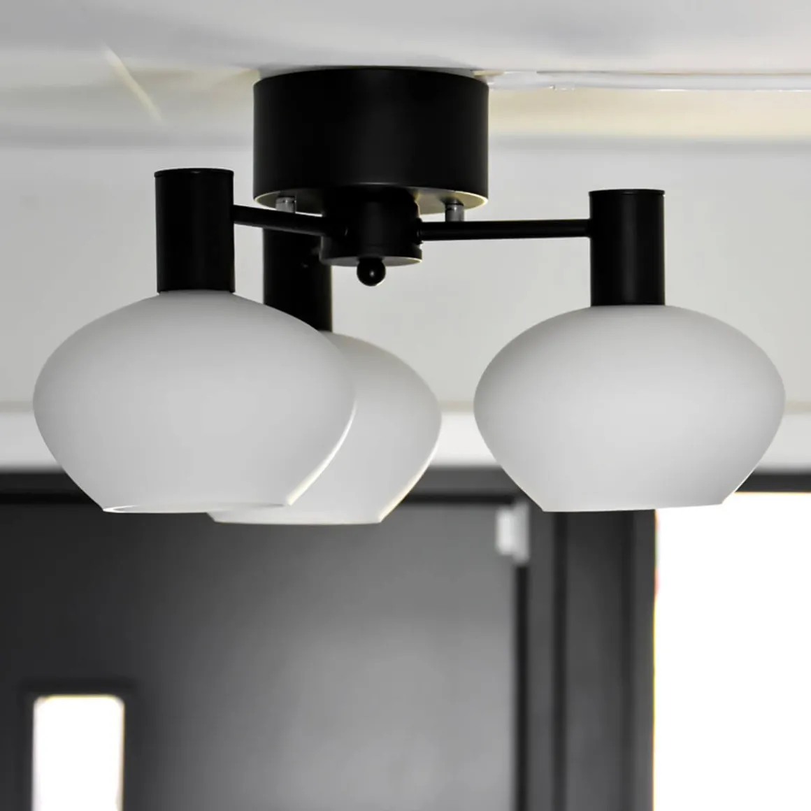 BELL Plafond 3-arm 42cm Svart/Opalvit