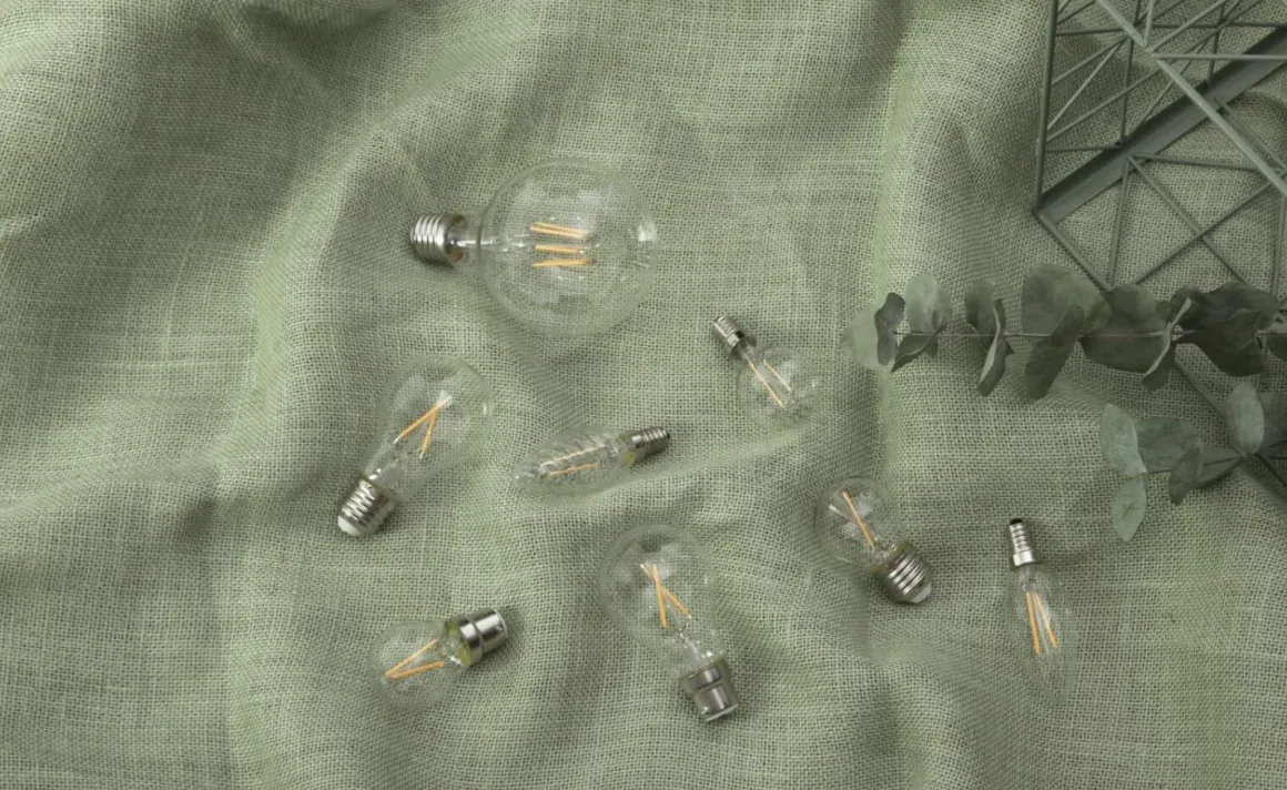 E27 Normal 2W 2700K 220lm Klar LED-Lampa