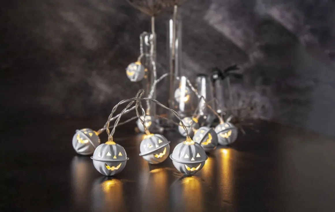 HALLOWEEN Ljusslinga Batteri 1,35m 10LED Varmvit/Vit