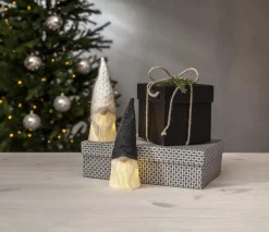 JOYLIGHT Dekorationsfigur Tomte Batteri 18cm Vit