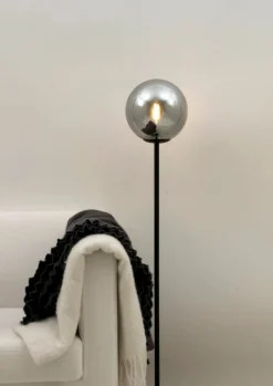 MOLEKYL Golvlampa 130cm Svart/Rökgrå