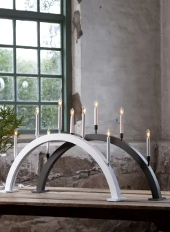 STORM BÅGE Träljusstake 89cm Vit